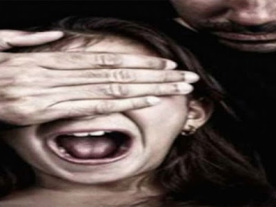 ◄|شاهد| رجل يلكم مسلمًا في مترو لندن: طاردته امرأة كانت تجلس جواره ههه | 102690