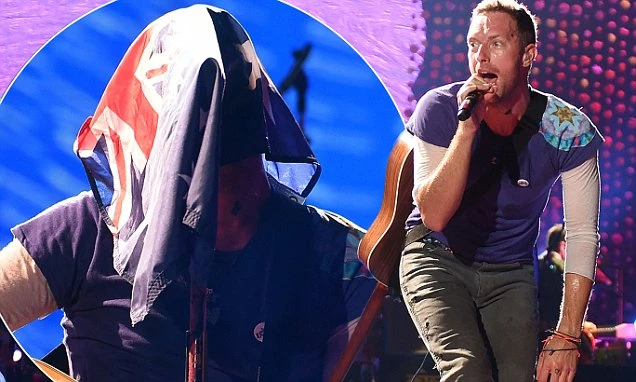 Coldplay's Chris Martin drapes Australian flag across his head | 102711