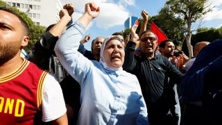 مظاهرات تونس: آلاف المحتجين من أحزاب سياسية متنافسة يهتفون ضد الرئيس قيس سعيد - BBC News عربي | 114741