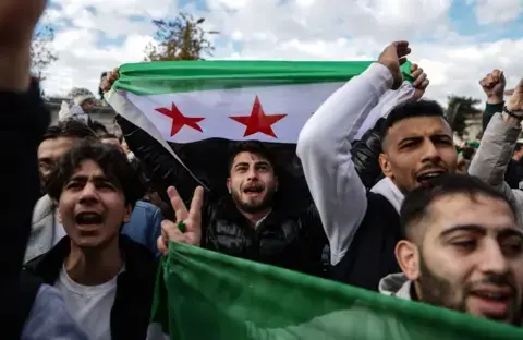 ائتلاف المعارضة السورية يعمل على تشكيل هيئة حكم انتقاليةبعد سقوط حكم الأسد، وروسيا تؤكد مغادرته البلاد - BBC News عربي | 114837
