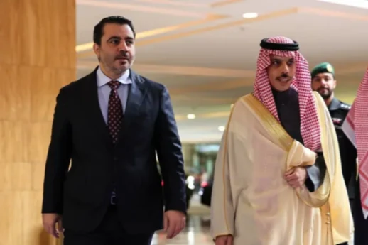 سقوط حكم الأسد: ما بين التخوف من الإسلام السياسي والعودة إلى حضن العروبة، تحركات دبلوماسية سورية باتجاه دول الخليج - BBC News عربي | 114937