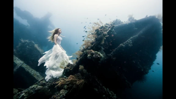 I tide a model 30m underwater, in a shipwreck, in Bali - (2013) | youtube.com | 17772