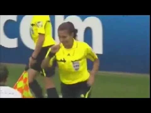 يجب منع النساء من لعب كرة القدم بعد هذه الحركة ! | 26278