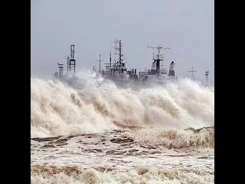 Cyclone HudHud Exclusive Video. Wind Speed of 190-200 Kmph Strikes Visakhapatnam | 29472