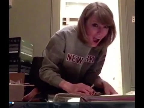 Taylor Swifts Gift Giving of 2014 | SWIFTMAS | youtube.com | 42645