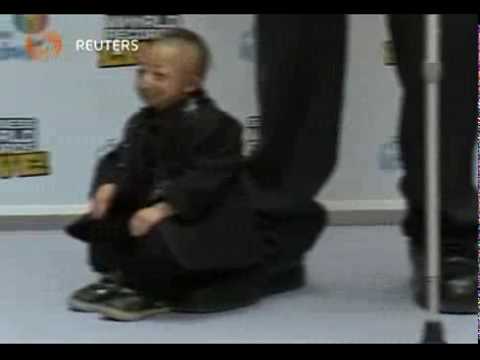 لقاء اطول رجل في العالم مع اقصر رجل | 52526