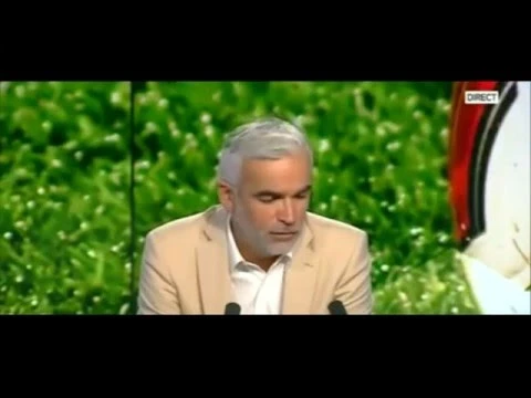 Léa Salamé se croyait hors antenne elle se lâche et fait une remarque sur son décolleté | 56202