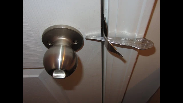 DINNER FORK DOOR LOCK | youtube.com | 59569