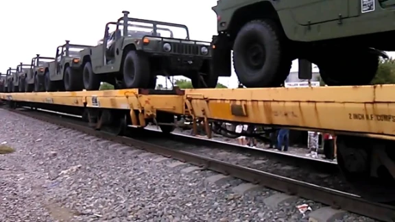 Cruzan cientos de vehículos militares de EU a México | 