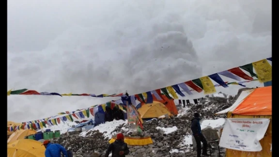 Hit by Avalanche in Everest Basecamp 25.04.2015 | youtube.com | 64866