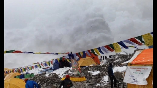 Hit by Avalanche in Everest Basecamp 25.04.2015 | 64949