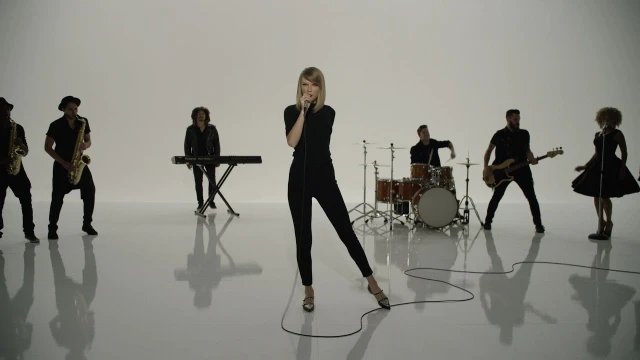 Taylor Swift - Shake It Off Outtakes Video #7 - The Band, The Fans and The Extras | youtube.com | 65310