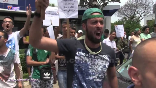 من أمام قنصلية الجزائر بالدار البيضاء رجاويون ووداديون يطالبون بإطلاق سراح المشجعين المعتقلين | 68416