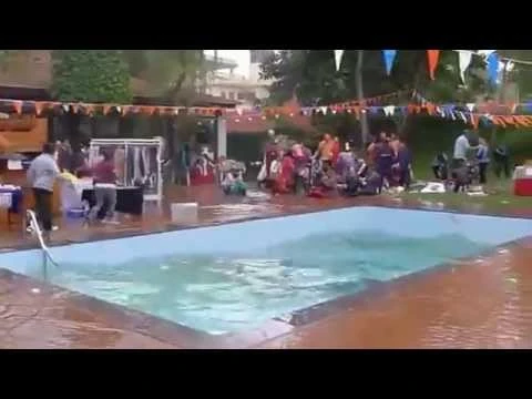 Une piscine se vide pendant un séisme au Népal | 68431