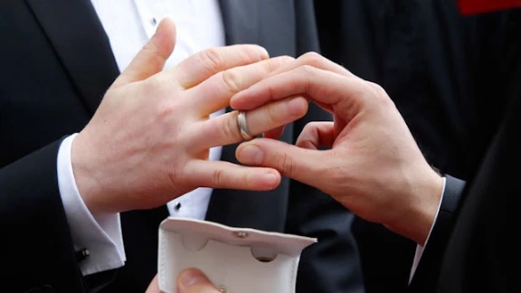 video online: ​France’s main Protestant Church gives blessing to gay marriages | 69433
