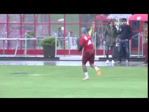 FC Bayern Training - Boateng Lewandowski geraten aneinander | youtube.com | 71198