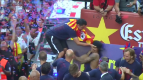 Xavi shoves Neymar during Barcelona Champions League parade | youtube.com | 76343