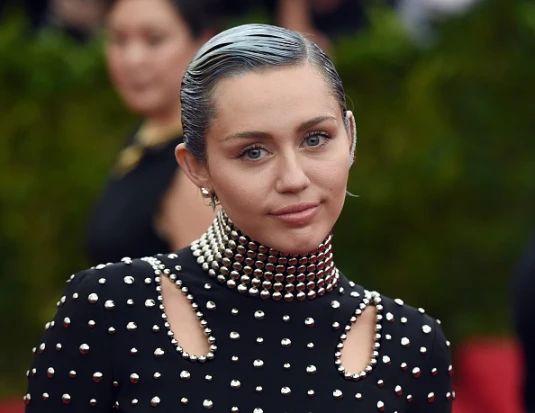 How Miley Cyrus Told Her Mom She Loves Women Like I Love Boys at 14 | 76524