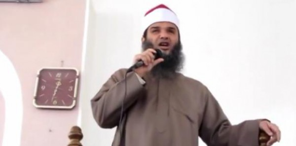 فيديو.. شيخ في خطبة الجمعة: رجل دعا على السيسي فشل لسانه | 76902