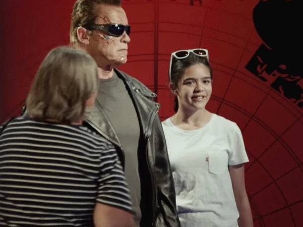 Schwarzenegger Pranks Tourists as Hollywood Boulevard Street Performer | 79222