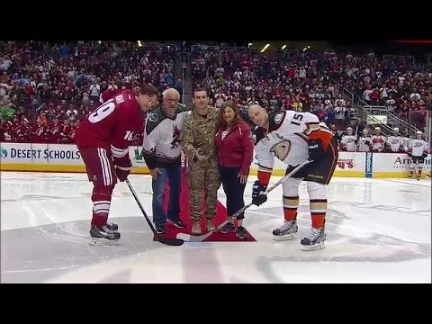 Soldier returns home to surprise family during puck drop | 80293