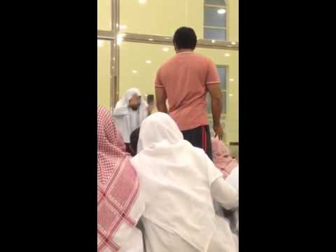 شخص يأخذ المايك من الشيخ خميس الزهراني لانه منزعج | 83700