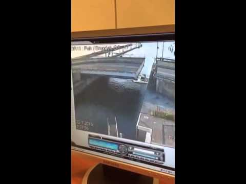Auto te water bij openstaande brug Grevelingensluis Bruinisse / Car hits the water | youtube.com | 85274