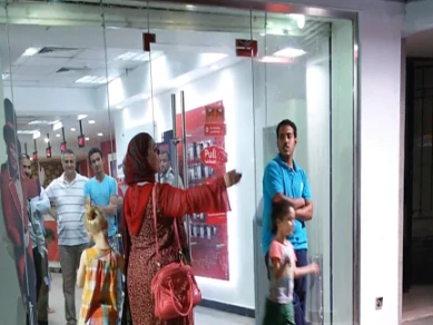 سيدة لموظف بـفودافون: أشكال وسخة.. والعامل يرد بإتلاف إطارات سيارتها | 85875