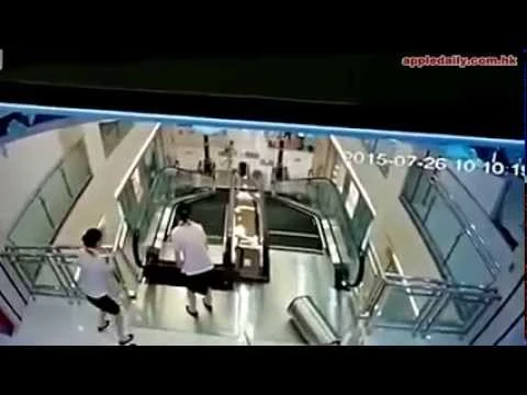أم تنقذ طفلها قبل أن يسحقها السلم الكهربائي | 85907