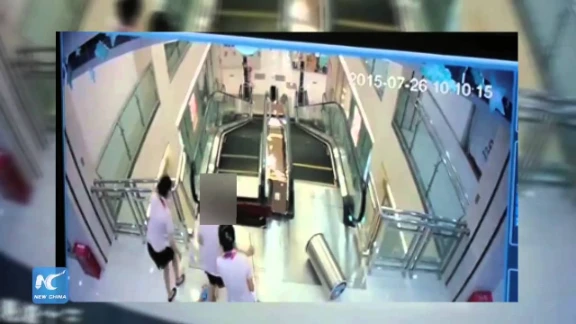 Chinese woman saves son before falling into escalator | 86038