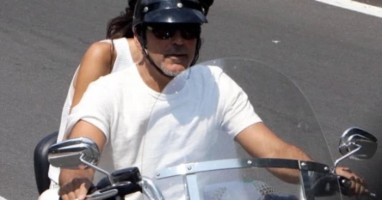 easy mese: Photos | George Clooney and Amal Clooney riding a bike | 86111