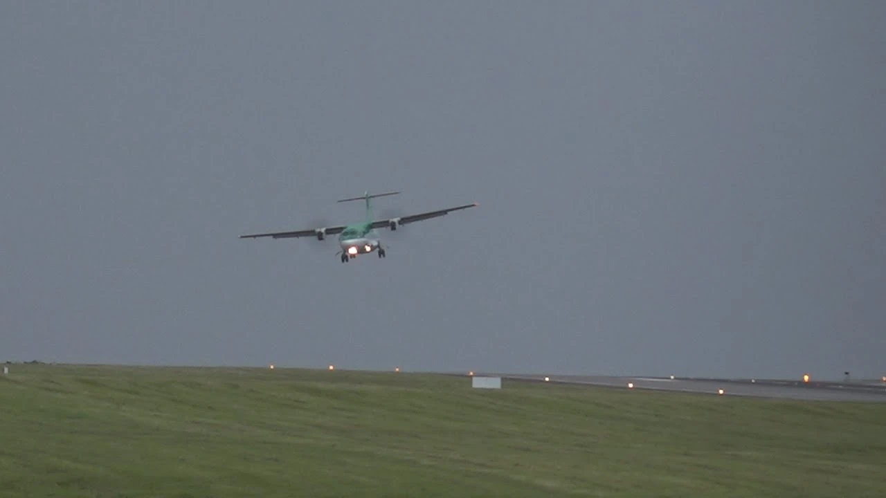 AVIATION - Cork Airport 03.08.2015 - Stobart Air strong crosswind landing RWY17 | youtube.com | 87382