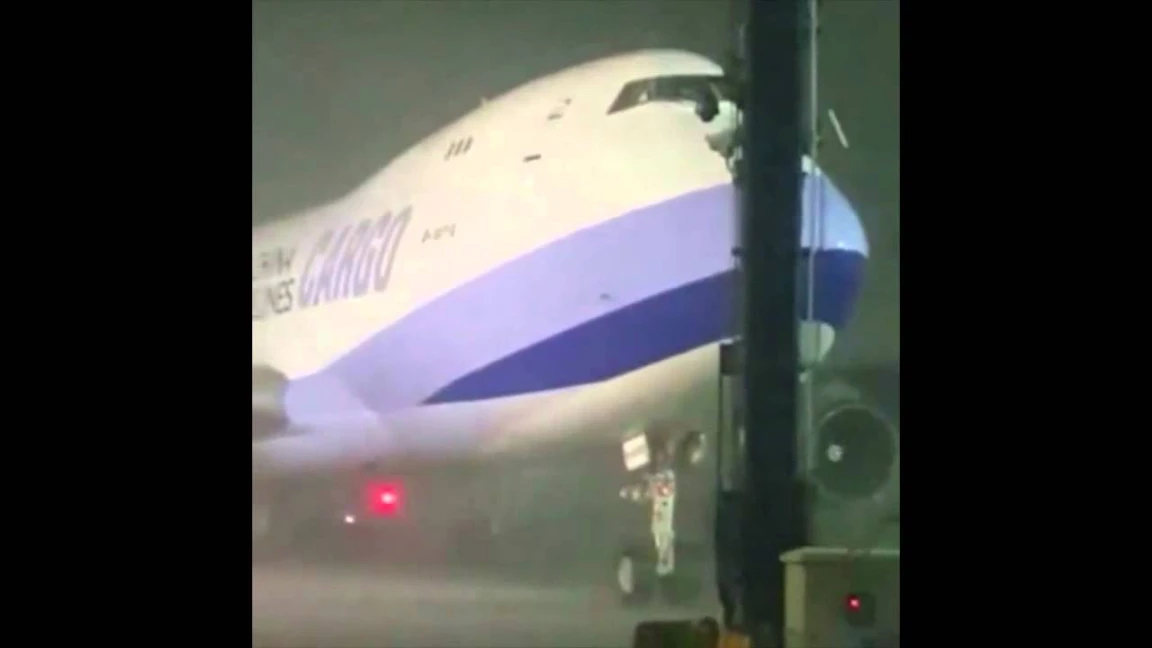 Typhoon Soudelor Lifting 747 Jumbo off the ground | youtube.com | 88635